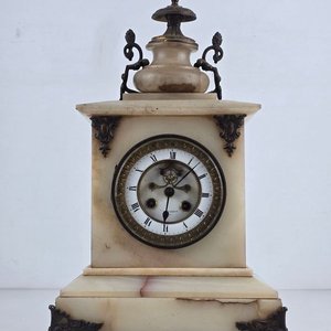 Lote siguiente: Reloj de sobremesa antiguo en bronce y alabastro con esfera esmaltada