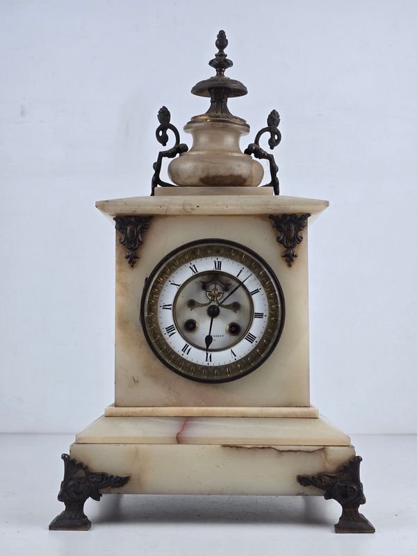 Reloj de sobremesa antiguo en bronce y alabastro con esfera esmaltada