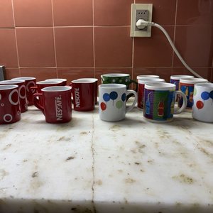 Conjunto de 14 Tazas Cerámicas: Nescafé, Coca-Cola y Diseños Festivos - imagen 23