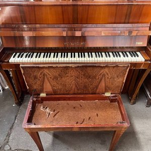 Lote siguiente: Piano de Pared Wittenberg con Banqueta
