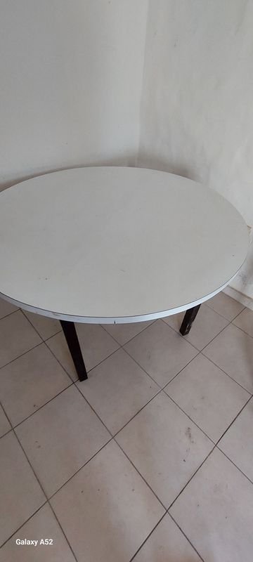 Mesa de comedor circular con patas metálicas - imagen 5