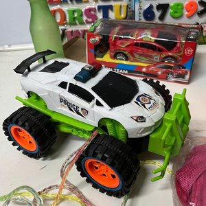 Lote de Juguetes Varios: Auto Policía, Auto de Carreras, Burbujero, Mochila y Más - imagen 2