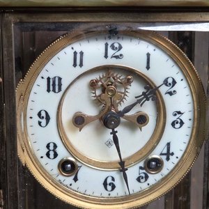 Reloj de Sobremesa de Bronce, Ónix y Cristales Biselados con Péndulo de Mercurio - imagen 4