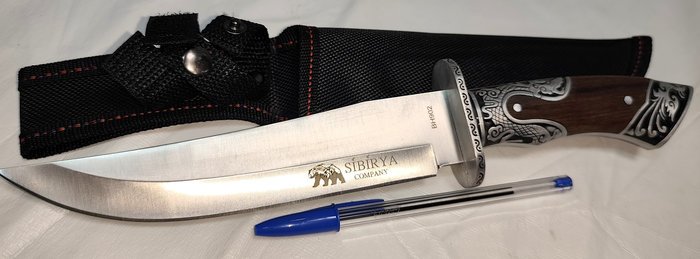 Cuchillo de Acero Sibirya Company con Hoja Grabada y Empuñadura con Relieves, Nuevo con Funda
