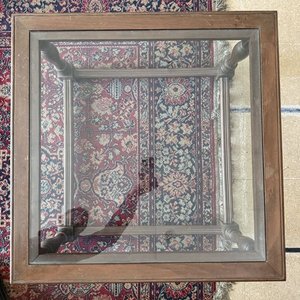 Mesa de Centro Cuadrada con Tapa de Vidrio y Patas Torneadas - imagen 8