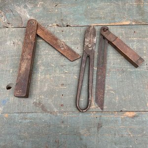 Lote siguiente: Tijera de Lata Antigua y Escuadras de Carpintero de Madera