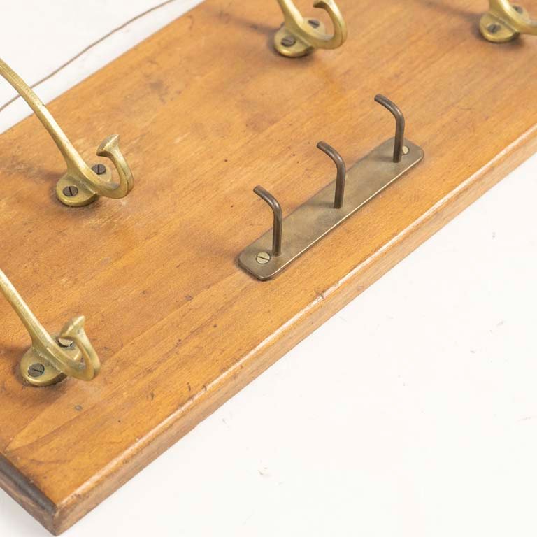 Perchero de madera y bronce para 7 perchas - imagen 2