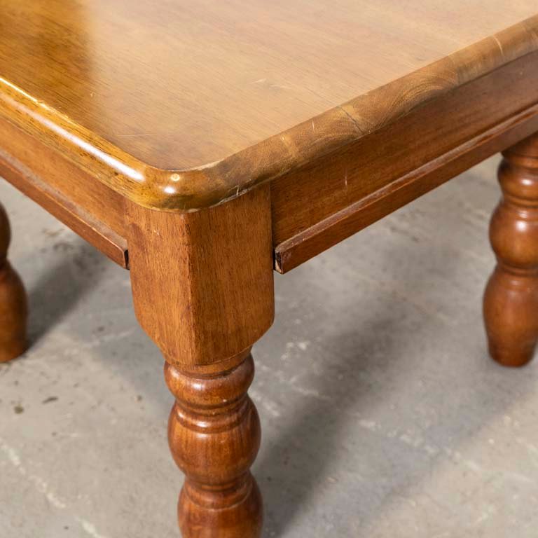 Mesa lateral de madera con patas torneadas - imagen 3