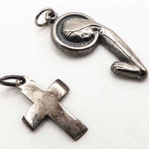 Par de Dijes Religiosos de Plata: Cruz y Virgen - imagen 2