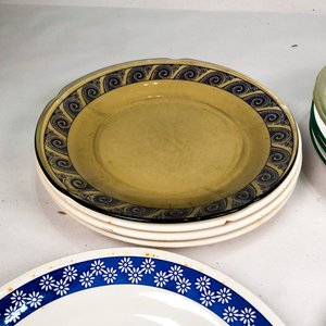 Lote de Platos de Vidrio y Porcelana con Diseños Variados - imagen 4