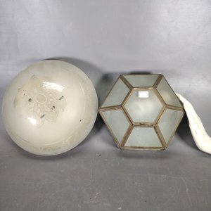 Dos Plafones de Bronce y Vidrio: Hexagonal con Vidrios Fisurados y Redondo Tallado - imagen 6