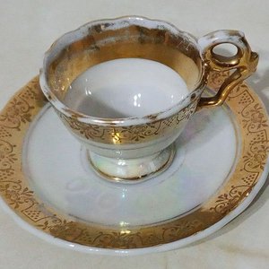 Taza y Platillo Demitasse Antigua Porcelana Blanca Nacarada con Bordes Dorados Florales - imagen 2