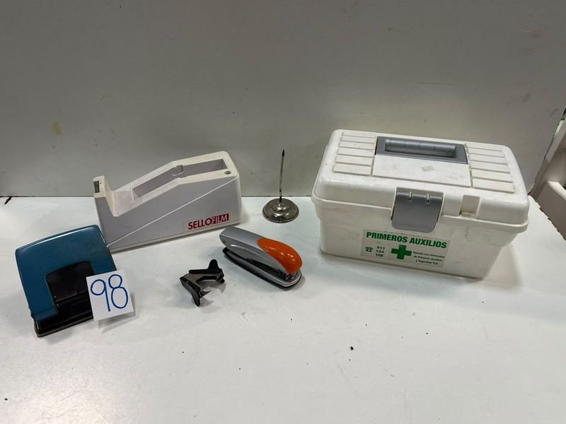 Set de Oficina: Engrampadora, Porta Cinta, Perforadora y Botiquín