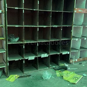 Lote siguiente: Estantería Modular Metálica con Múltiples Compartimentos