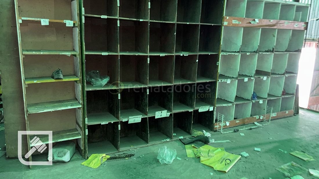 Estantería Modular Metálica con Múltiples Compartimentos