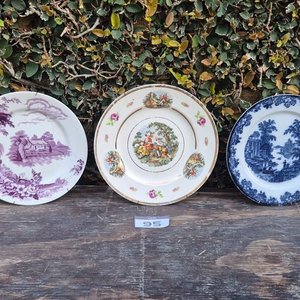 Tres Platos Decorativos de Colección en Loza y Porcelana Europea - imagen 1