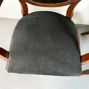 Par de Sillones Ingleses Modernos en Madera, Pana y Cuero Negro con Tachas de Bronce - imagen 3