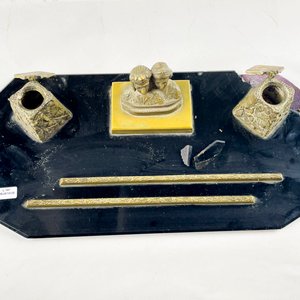 Tintero Antiguo de Bronce y Vidrio con Busto de Pareja - imagen 2