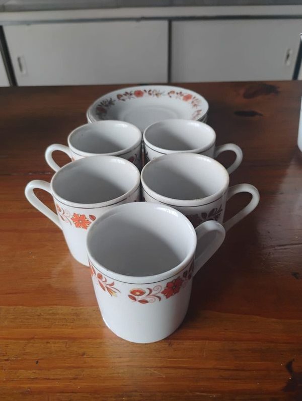 Juego de tazas con diseño floral