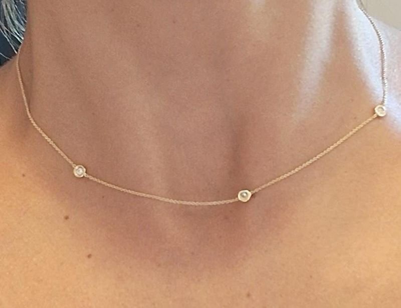 Gargantilla de oro 18k con cadena larga y piedras de buena calidad - imagen 2