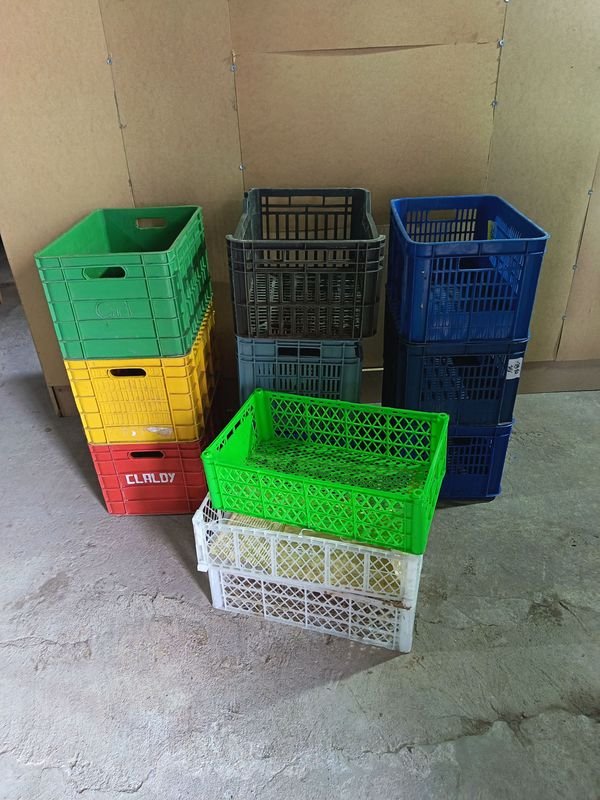 Lote de 12 Cajones Plásticos Apilables de Colores Varios - imagen 1