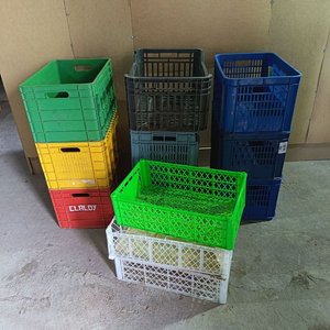 Lote siguiente: Lote de 12 Cajones Plásticos Apilables de Colores Varios