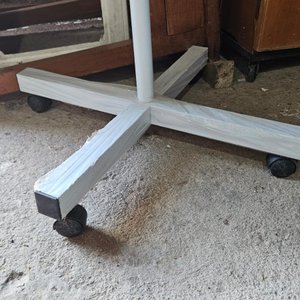 Lote siguiente: Portatil con brazo extensible y lupa sin uso