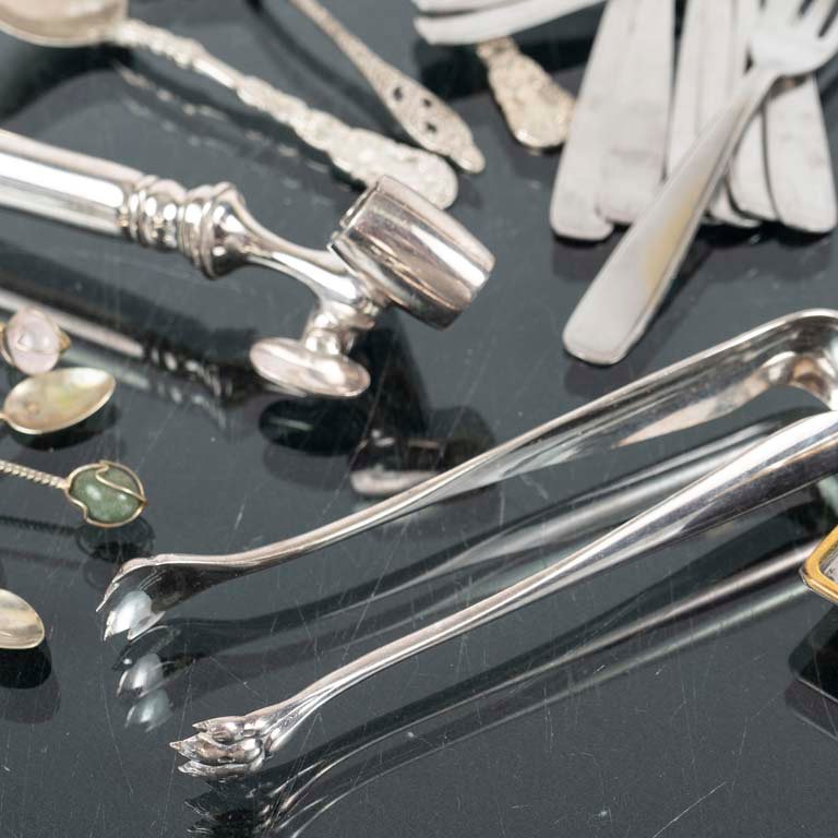 Lote de platos de plata con joyas y bandeja de oro - imagen 2