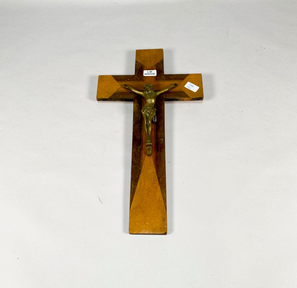 Lote siguiente: Cruz de Cristo en bronce labrado
