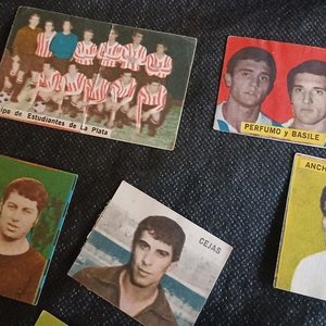Lote siguiente: Lote de 11 Figuritas de Fútbol y Misceláneas: Crack, Historia del Fútbol