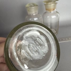Lote de 3 Frascos de Farmacia Antiguos de Vidrio con Tapa - imagen 2