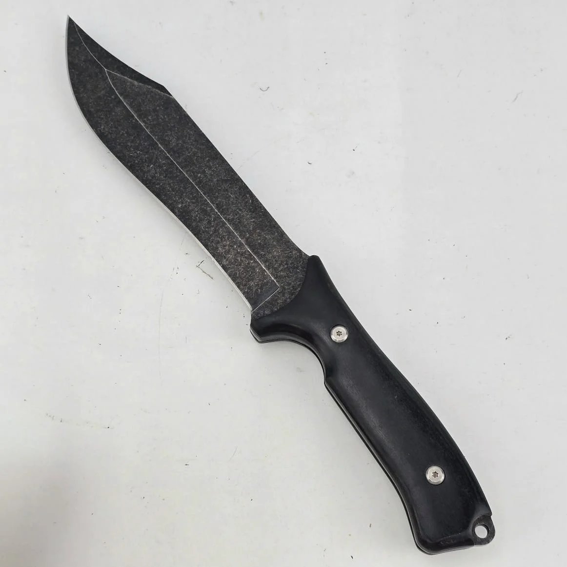 Cuchillo de hoja fija con vaina negra