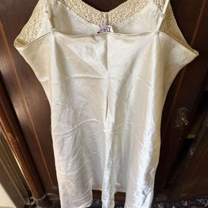 Lote de 3 Prendas: Camisón Estampado, Camisón Satinado Crudo y Blusa de Encaje Blanca - imagen 3