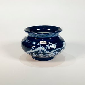Lote siguiente: Macetero de Porcelana Oriental Azul con Flores Blancas