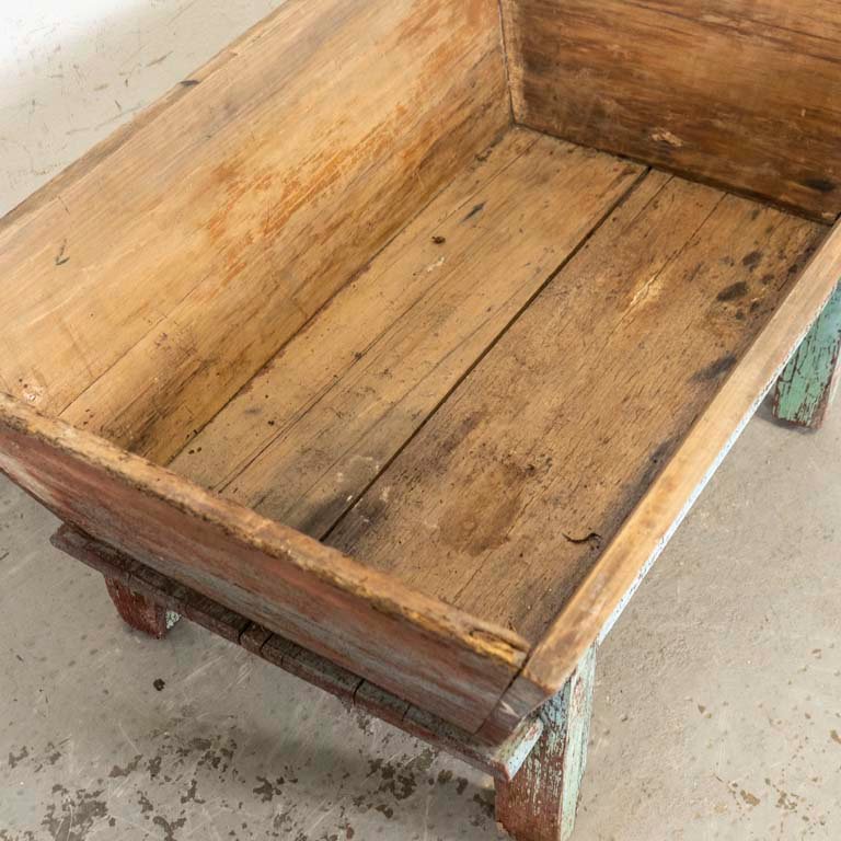Antigua batea de madera con patas para decoración - imagen 3