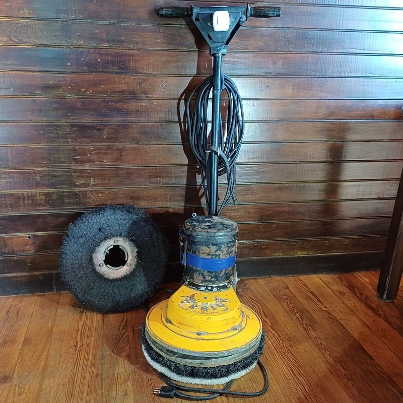 Lote siguiente: Enceradora marca Turbion - Maquinaria