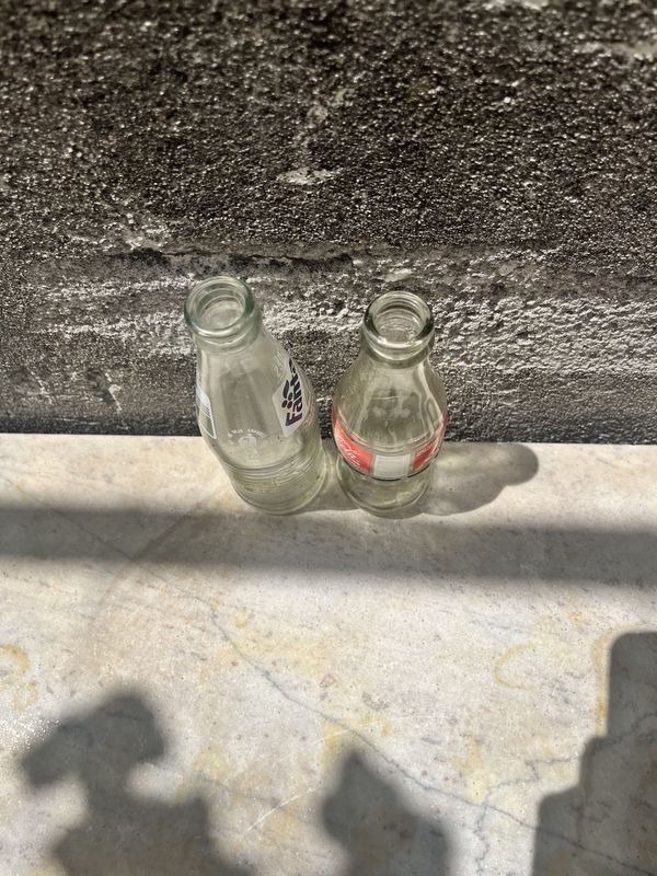 Dos botellas de vidrio - Fanta y Coca Cola - imagen 5