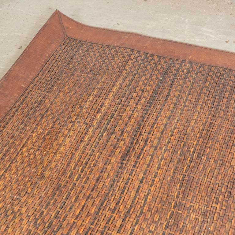 Alfombra cuadrada de cuero con detalles y fácil limpieza - imagen 3