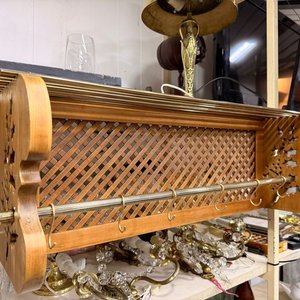 Lote anterior: Repisa Antigua de Madera Calada con Ganchos de Bronce