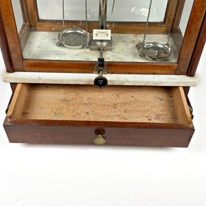 Balanza de Precisión Antigua con Vitrina de Madera y Mármol - imagen 2