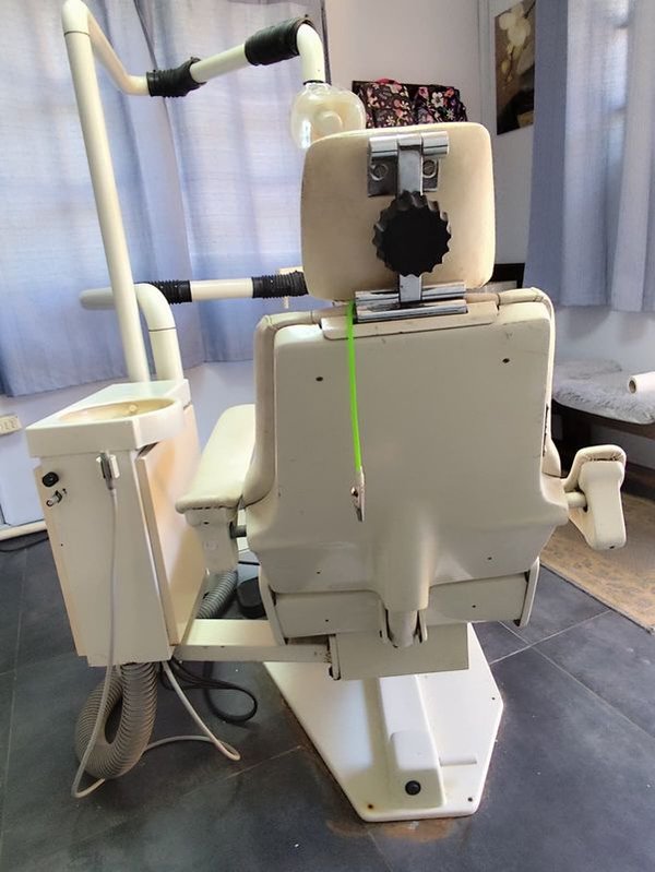 Silla de masaje relajante con piezas ajustables y contenedor de bebida - imagen 15