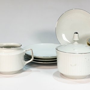 Conjunto de Porcelana Bavaria: 26 Piezas Blancas con Guarda Dorada - imagen 4