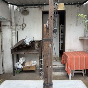 Lote siguiente: Lámpara de Pie Rústica de Madera Maciza y Hierro Forjado