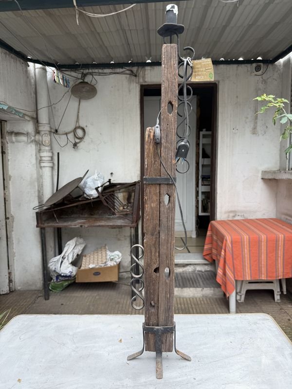 Lámpara de Pie Rústica de Madera Maciza y Hierro Forjado