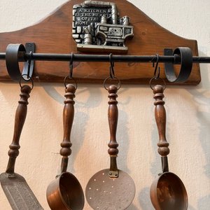Colgador de Pared Rústico con Utensilios de Cocina en Madera y Cobre - imagen 8