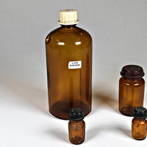 Lote de 4 Frascos de Vidrio Ámbar Farmacia Antiguos - imagen 4