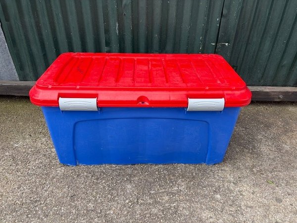 Caja Plástica Grande Azul y Roja para Juguetes y Almacenamiento - imagen 1
