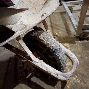 Lote de Herramientas de Obra: Baldes, Palas, Carretilla y Manguera Corrugada - imagen 5