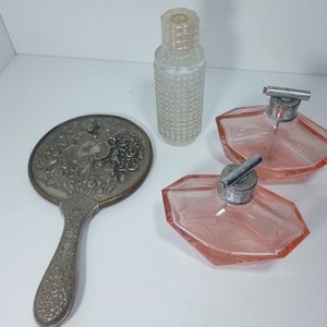 Lote siguiente: Espejo Antiguo Metálico con Relieves Florales y Tres Frascos de Perfume Vintage