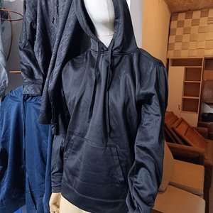 Lote siguiente: Canguro Negro Deportivo con Capucha y Bolsillo Frontal